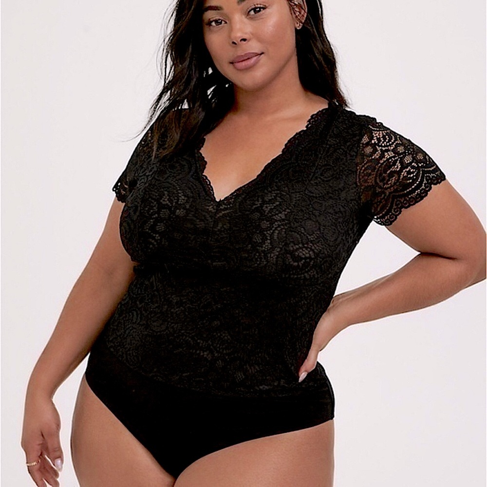 Torrid Plus Size Black V-neck Lace Bodysuit Scallop Short Sleeve | Size 4